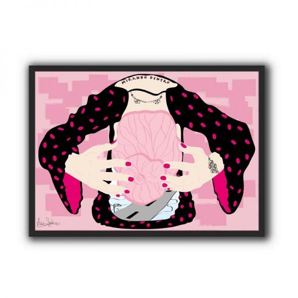 mujer mirando su cuerpo